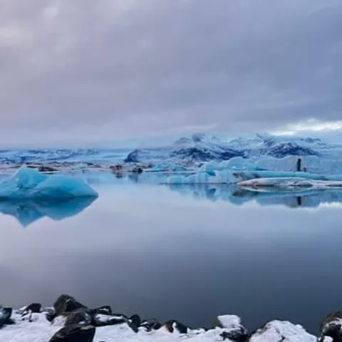 The glacier lagoon under still, pale light